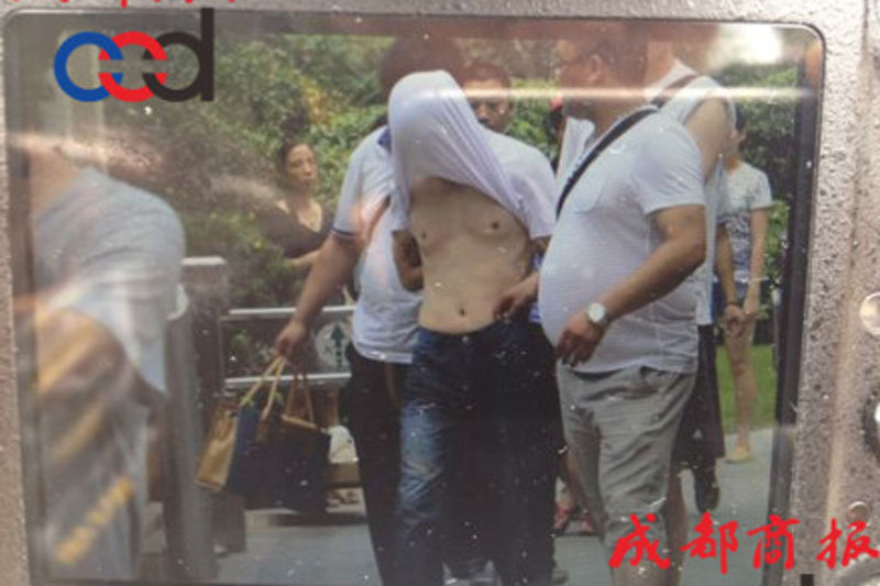 圖為事發現場，嫌疑人被警方控制。
