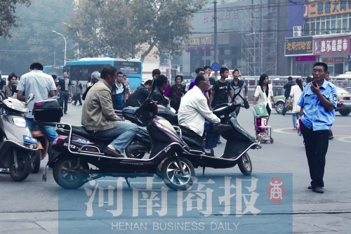 　火車站廣場北側，幾輛摩的正在等客