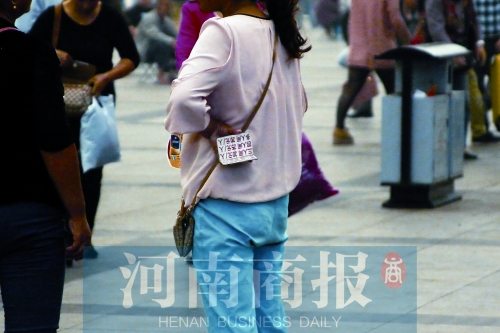 火車站廣場，一女子拿著寫有不同房型價位的卡片在拉客，不少市民抱怨，受過此類“騷擾”