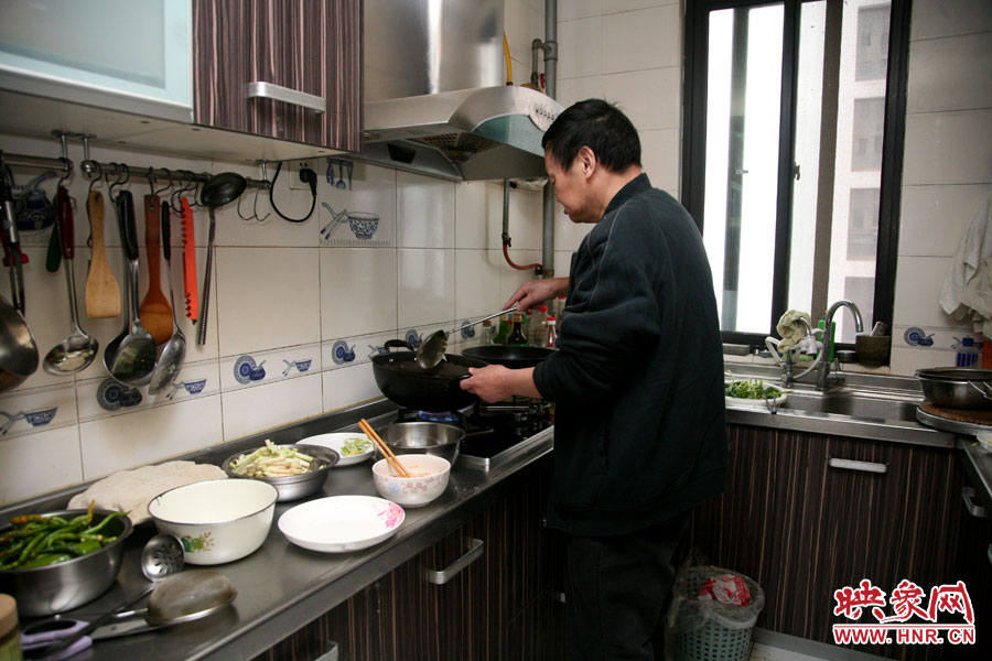 由于二老年齡也大了，于是姥姥的弟弟來住在家中幫忙照顧海龍