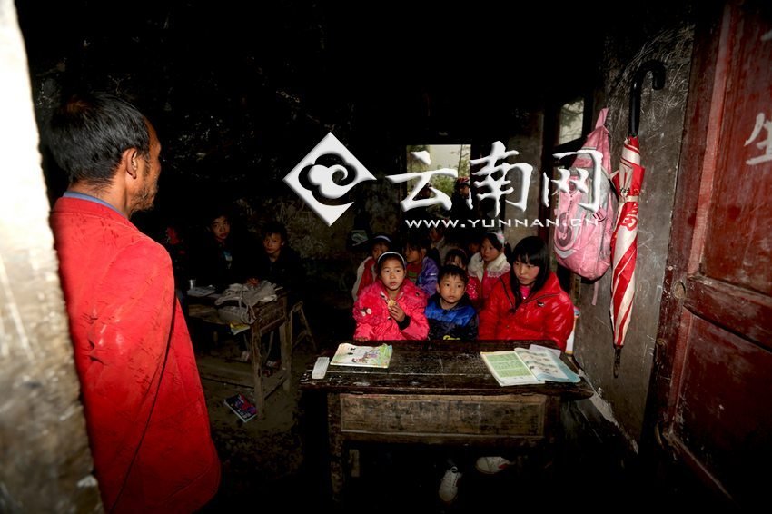小學(xué)里只有兩個(gè)班，大點(diǎn)的孩子無(wú)法升入高年級(jí)，只得從一年級(jí)再讀起，就像復(fù)讀機(jī)。