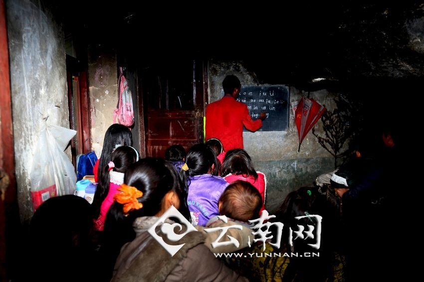 由于受到當(dāng)?shù)厝似缫?，大鍋圈的孩子們沒(méi)有外出求學(xué)的機(jī)會(huì)，只能在這樣的簡(jiǎn)易房里學(xué)習(xí)