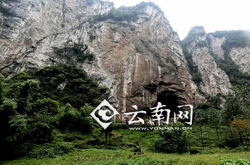 大鍋圈小學(xué)就建在這樣一個(gè)懸崖絕壁邊上。