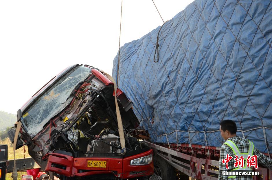 廣云高速發生車禍 大型平板拖車橫跨整個車道