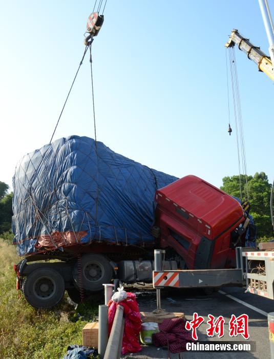 廣云高速發生車禍 大型平板拖車橫跨整個車道