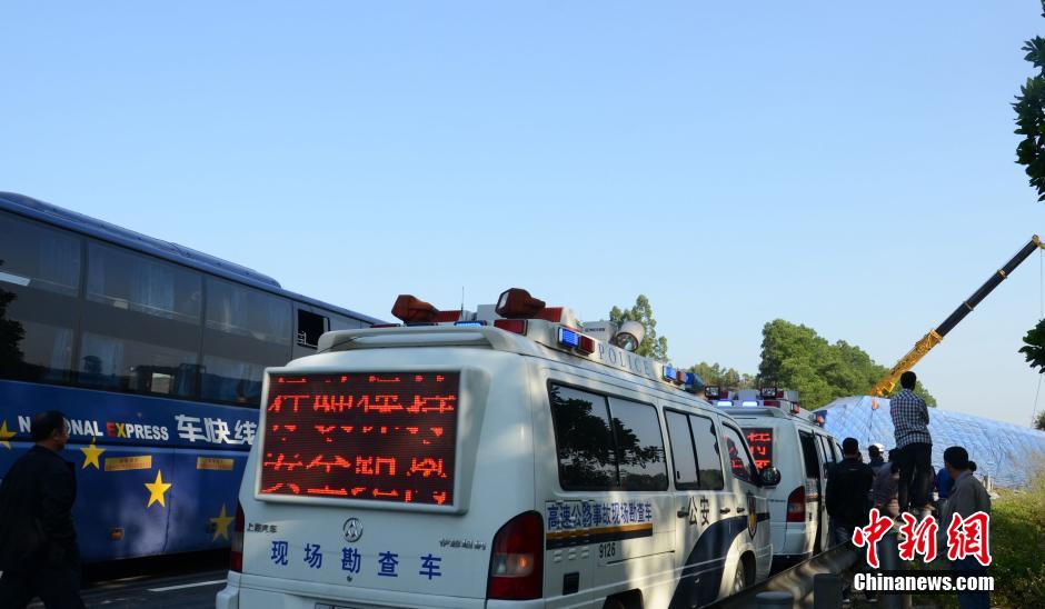 廣云高速發生車禍 大型平板拖車橫跨整個車道