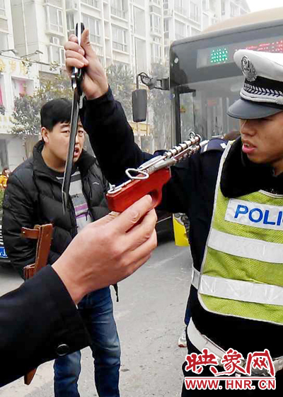 據當事交警描述，男子自知車上有刀，在車輛被逼停后，車上的另一名男子試圖將刀具交給到達現場的同伴。