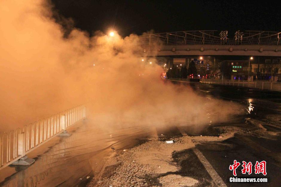 北京東單路口一地下熱力管道發生漏水事故