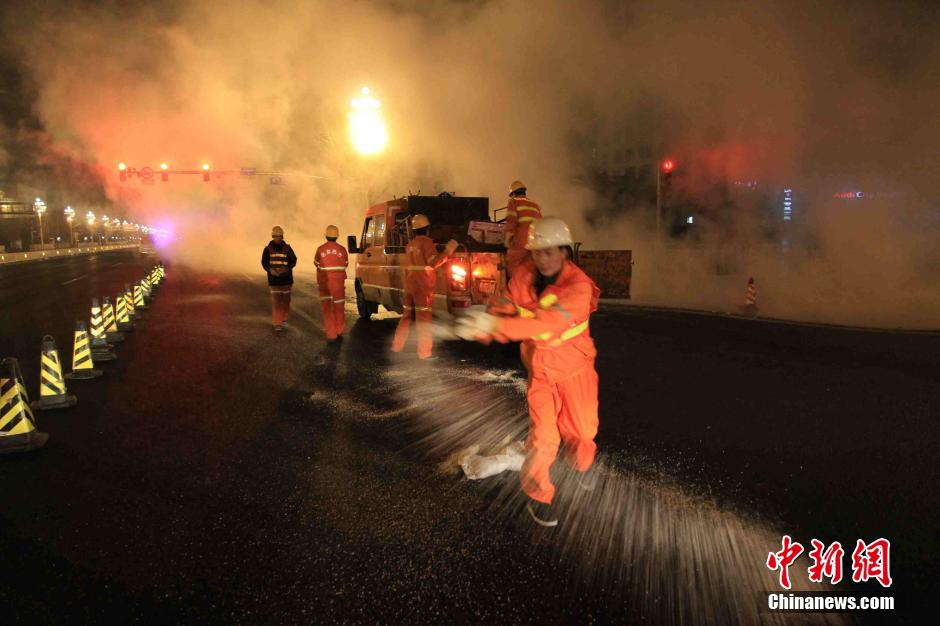 北京東單路口一地下熱力管道發生漏水事故