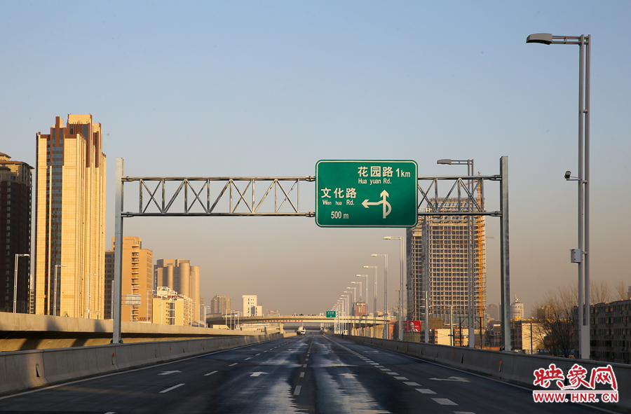 北三環(huán)快速路文化路段標(biāo)識(shí)牌提示，匝道直接可上文化路向北。