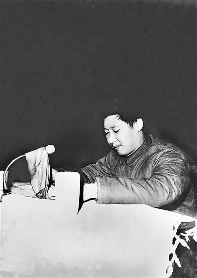 1983年12月22日,時任中共正定縣委書記習近平在發展商品生產三級干部會上講話。