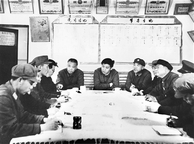 1984年5月,時任中共正定縣委書記習近平到正定縣武警中隊調研
