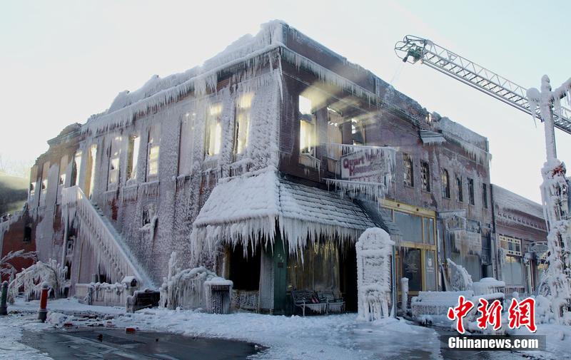 美國中東部遭暴風雪肆虐 街頭房屋變“冰屋”