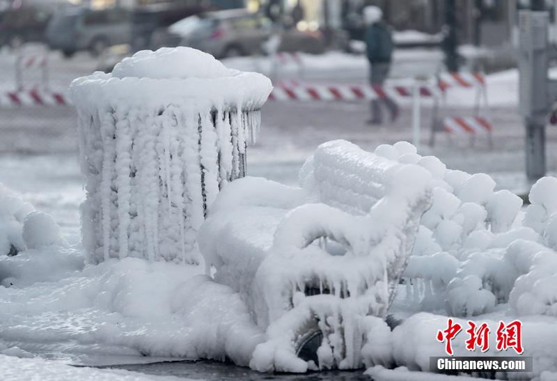 美國中東部遭暴風雪肆虐 街頭房屋變“冰屋”