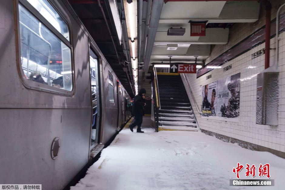 美國中東部遭暴風雪肆虐 街頭房屋變“冰屋”