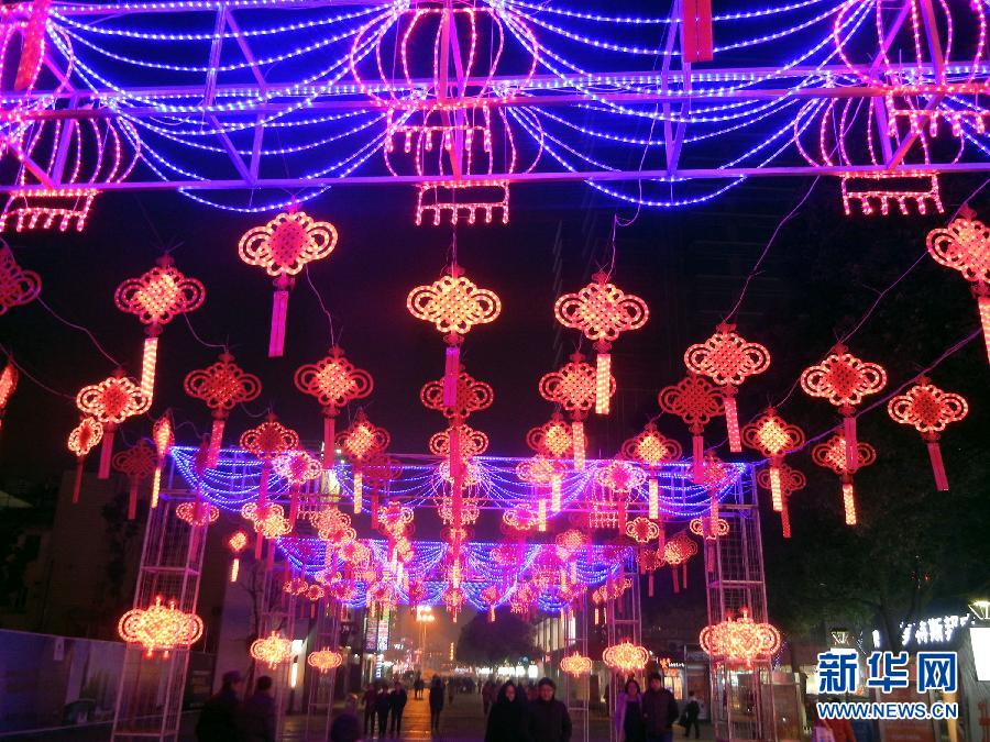 　1月30日，市民走在由中國結(jié)霓虹燈裝扮的蘇州街頭。