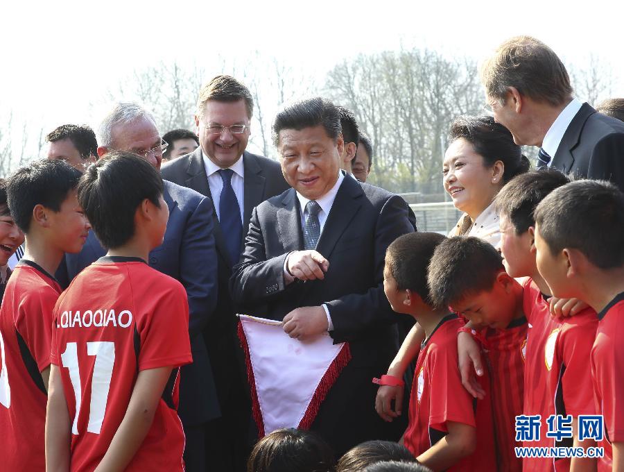 3月29日，國家主席習近平來到柏林奧林匹亞體育場足球場，親切看望在德國訓練的來自陜西志丹縣的中國少年