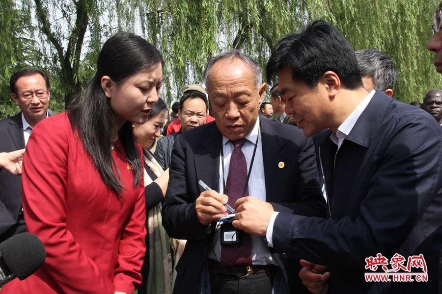 中國公共外交協會會長李肇星在龍門石窟記筆記