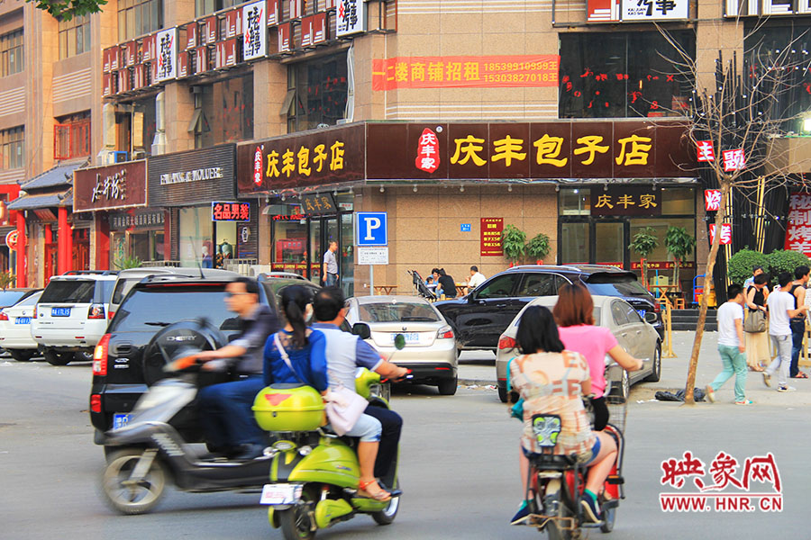 “慶豐包子店”位于路口拐角處,人流量車流量很大,堪稱黃金位置。