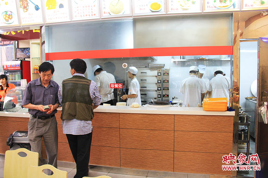 店面仍處于“試營業(yè)”狀態(tài),后廚的設(shè)備嶄新,看起來還算整潔。