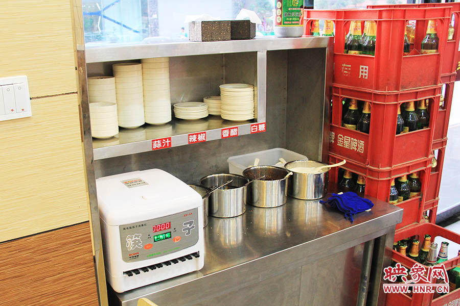 調(diào)料、小碟、餐具也都被放在另一張單獨的桌子上,需要用餐者“自助”。