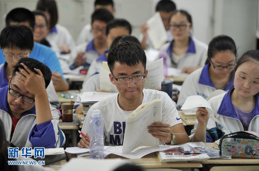 6月3日，銀川一中高三學生在教室里復習功課。
