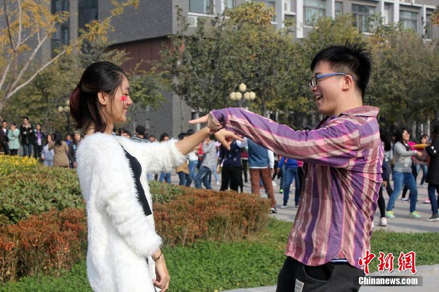 11月11日，河南財(cái)經(jīng)政法大學(xué)校園內(nèi)，300名在校大學(xué)生在上演了一出“光棍”也瘋狂的“快閃”大戲。