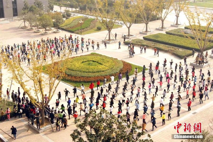 11月11日，河南財(cái)經(jīng)政法大學(xué)校園內(nèi)，300名在校大學(xué)生在上演了一出“光棍”也瘋狂的“快閃”大戲。