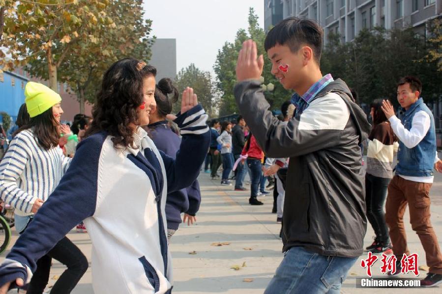 11月11日，河南財(cái)經(jīng)政法大學(xué)校園內(nèi)，300名在校大學(xué)生在上演了一出“光棍”也瘋狂的“快閃”大戲。