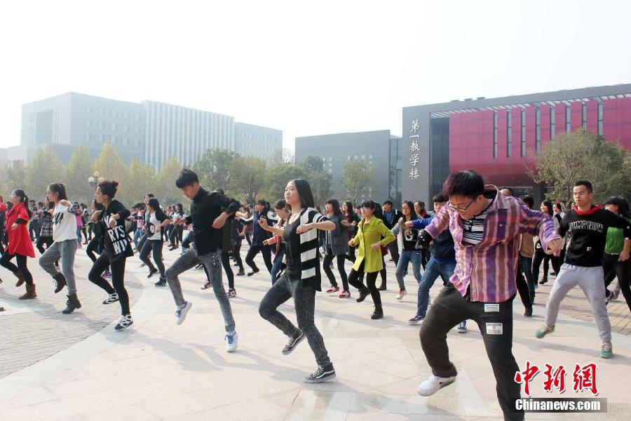 11月11日，河南財(cái)經(jīng)政法大學(xué)校園內(nèi)，300名在校大學(xué)生在上演了一出“光棍”也瘋狂的“快閃”大戲。