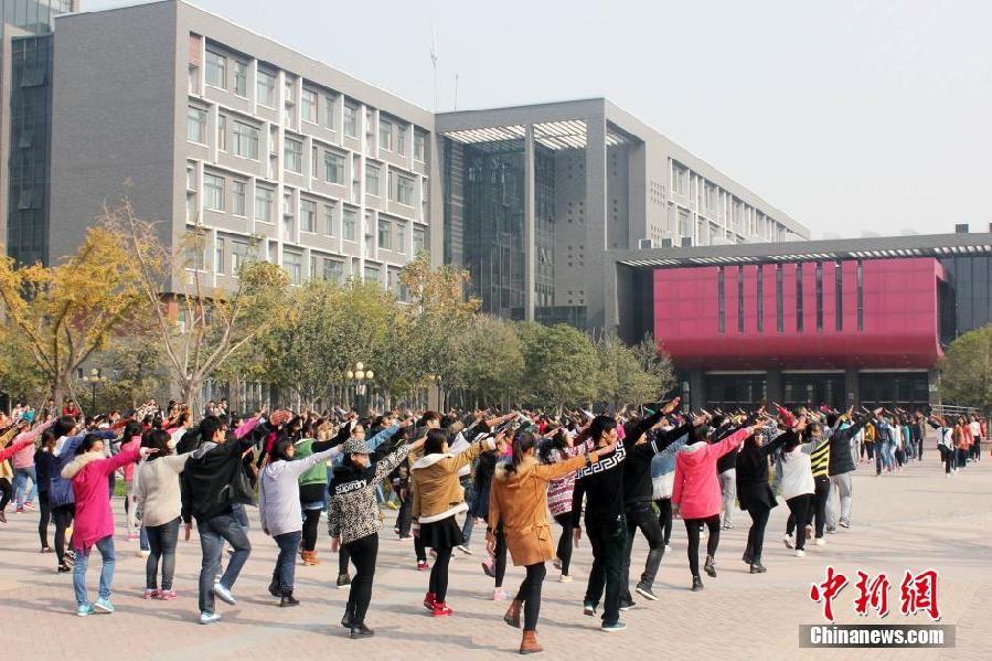 11月11日，河南財(cái)經(jīng)政法大學(xué)校園內(nèi)，300名在校大學(xué)生在上演了一出“光棍”也瘋狂的“快閃”大戲。