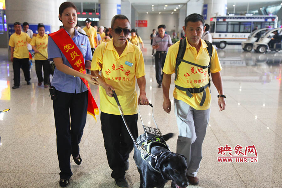 接到鄭州市愛心導(dǎo)盲犬服務(wù)中心的乘車請求后，鄭州東站抽調(diào)了工作人員進(jìn)行對接，提前做好服務(wù)引導(dǎo)準(zhǔn)備。