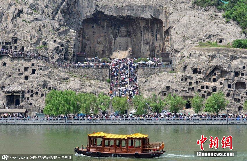 河南洛陽(yáng)龍門石窟游人爆棚