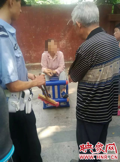老太當時坐在健身器材上做仰臥起坐，說環衛工人影響她鍛煉身體了，便開始謾罵環衛工人。