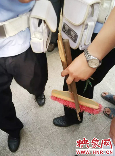 老太從環衛工手中奪過掃帚，用腳踩斷，用力向環衛工人的手上和腿上敲去。