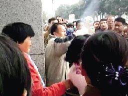 一對夫婦攔住小學生求助，被家長和市民當成人販子圍毆