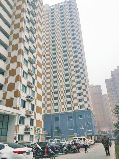 鄭州中基都市春天小區的公租房一直在閑置,樓下門面房已營業很長時間。