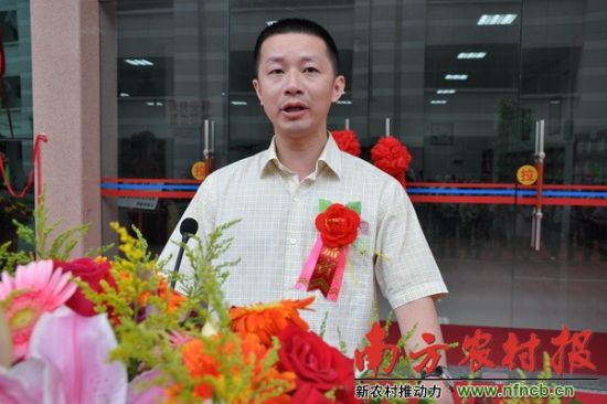 揭東縣人民政府副縣長江中詠在廣東流動(dòng)圖書館揭東分館揭幕儀式致辭。
