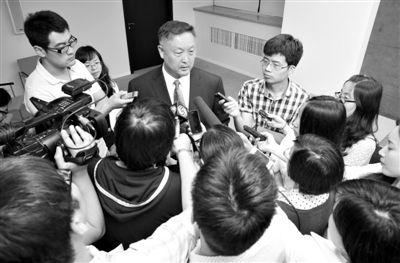 6月5日，商務(wù)部新聞辦公室召開(kāi)“中歐光伏產(chǎn)品貿(mào)易摩擦”專題發(fā)布會(huì)。發(fā)布會(huì)結(jié)束后，中國(guó)機(jī)電產(chǎn)品進(jìn)出口商會(huì)會(huì)長(zhǎng)張鈺晶接受記者采訪。新京報(bào)記者