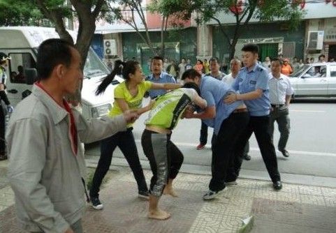　圖為5月31日，延安城管隊員暴力執法場面。