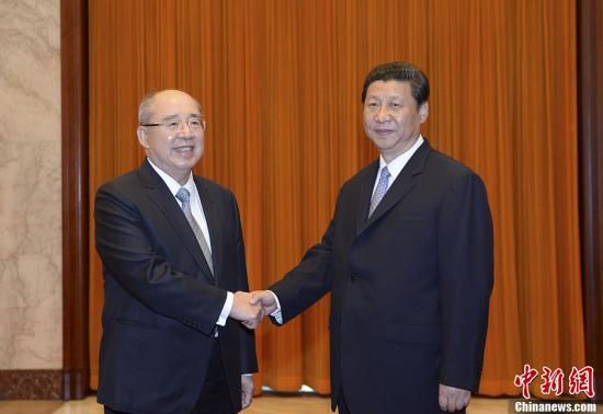中共中央總書記習近平13日下午在北京人民大會堂會見了中國國民黨榮譽主席吳伯雄率領的國民黨大陸訪問團一行。中新社發 廖攀 攝