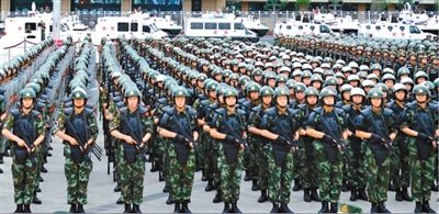 6月29日，新疆武警部隊反恐維穩誓師大會在烏魯木齊市人民廣場舉行。據《新疆日報》