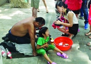 記者找到小女孩時(shí)，男子正帶著她在中央路上乞討 記者 施向輝/攝