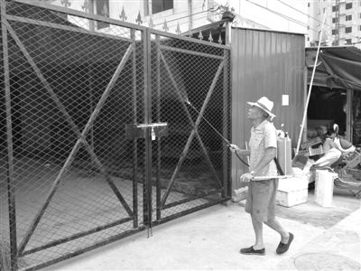 昨日，廊坊麥洼綜合農貿市場，一名工作人員正在被關閉的活禽交易區外噴灑消毒水，該市場被檢測出H7N9病
