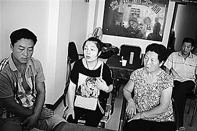 6日，祁某（左一）和家人在富平縣城的親戚家等兩個(gè)孩子的消息《新京報(bào)》供圖