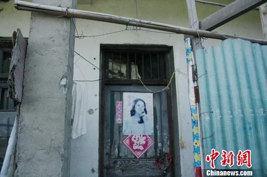 圖為嫌犯租住的民房，當天受害人即攀在門上的窗口對外呼救。 吳佳蔚 攝