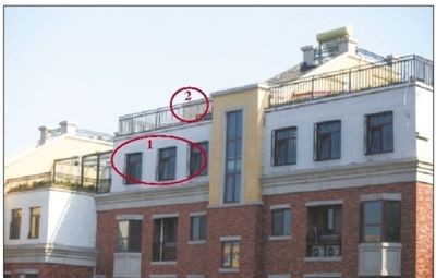中海城香克林小區,楊智家的樓頂上加蓋了兩層違建。其中北側露臺建成了一層灰白色的房屋(①)。在該違建頂部的東側,又加蓋了一層面積較小的房屋(②)。新京報記者 韓萌 攝