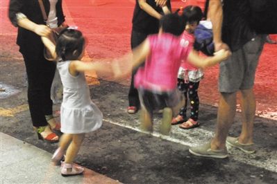 2012年8月1日晚，北京兒童醫院，三個來自廊坊的小女孩在玩耍，她們都被幼兒園老板性侵害。本版攝影/新京報記者 尹亞飛