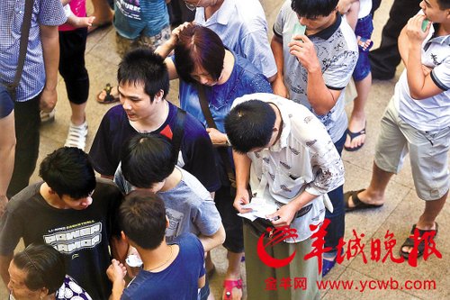 挎腰包的“黃牛”分發一輪“任務”后，自己也開始整理“炒號”簽條