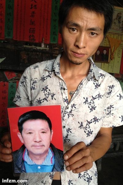程興貴的兒子程正鵬拿著父親的遺照。程興貴自殺后，政府補(bǔ)償程家6000多塊錢，并終于認(rèn)定了程興貴的代課教齡。 (南方周末記者雷磊/圖)